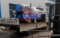 福瑞得機械座駕壓路機，路面開槽機成功裝車及時發(fā)貨