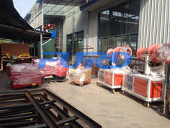 福瑞得機(jī)械壓路機(jī)、二次結(jié)構(gòu)澆注機(jī)、霧炮準(zhǔn)備發(fā)貨