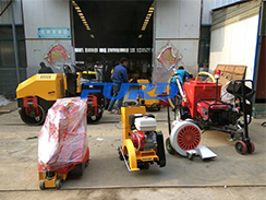 七月，福瑞得灌縫機(jī)、灌縫膠等路面養(yǎng)護(hù)設(shè)備發(fā)貨忙