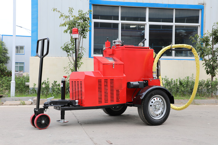 雨季未結(jié)束前，灌縫都是公路養(yǎng)護(hù)的主要工作