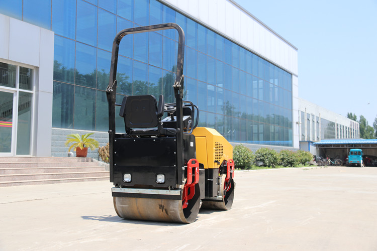 小型振動(dòng)壓路機(jī)，只使用不保養(yǎng)也是萬萬行不通的